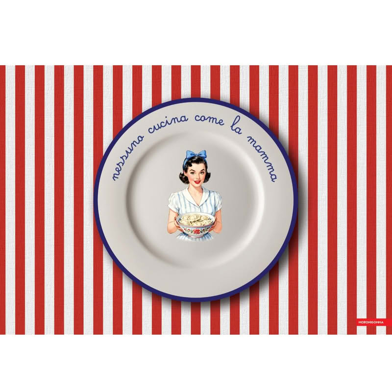 Tovaglietta americana in plastica flessibile decorata con disegno a tema e scritta “Nessuno cucina come la mamma”